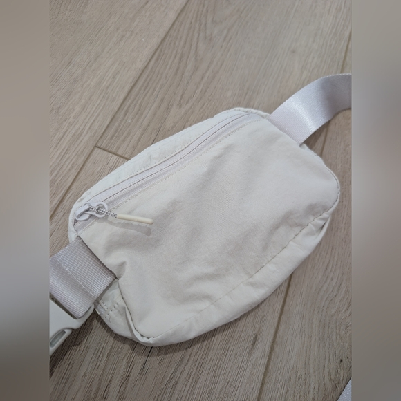 Lululemon Everywhere Belt Bag White Opal - Picture 5 of 9
